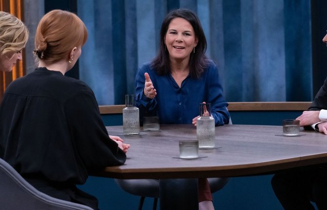 Annalena Baerbock (Mitte) war bei Caren Miosga zu Gast. Auch mit in der Runde: Minna Allander (Mitte links) und Michael Thumann.<span class='image-autor'>Foto: NDR/Claudius Pflug</span>