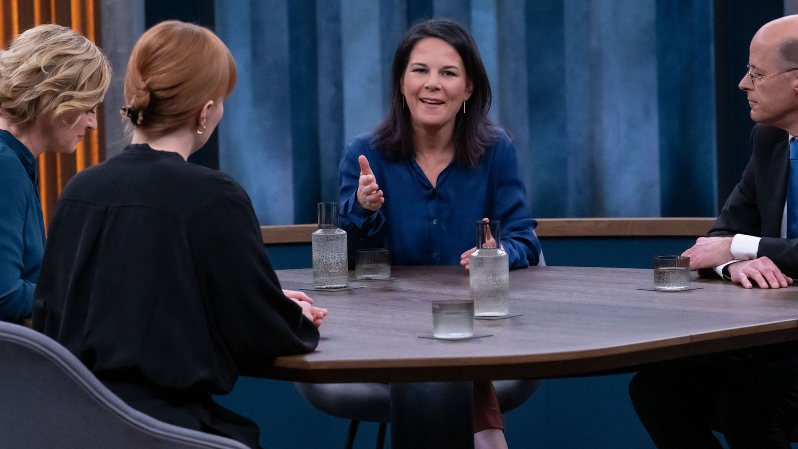 Annalena Baerbock (Mitte) war bei Caren Miosga zu Gast. Auch mit in der Runde: Minna Allander (Mitte links) und Michael Thumann.Foto: NDR/Claudius Pflug