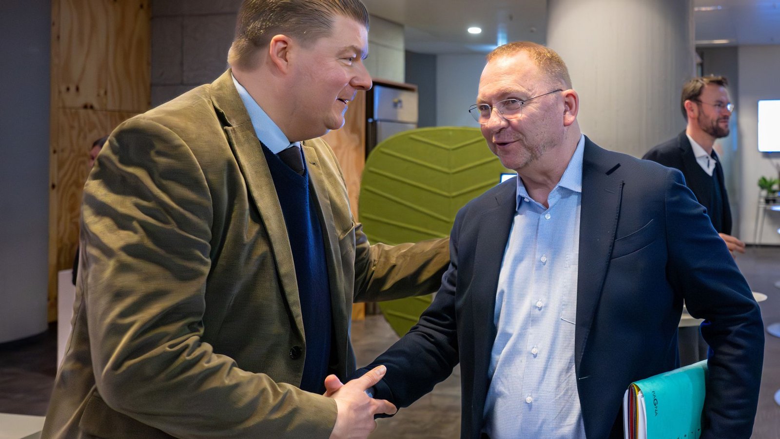 Ein Handschlag zur Begrüßung – noch keine Einigung: die Verhandlungsführer Andreas Dressel (TdL, links) und Frank Werneke (Verdi) in Potsdam.Foto: Soeren Stache/dpa Ein Handschlag zur Begrüßung – noch keine Einigung: die Verhandlungsführer Andreas Dressel (TdL, links) und Frank Werneke (Verdi) in Potsdam.Foto: Soeren Stache/dpa