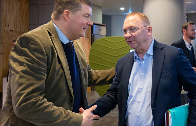 Ein Handschlag zur Begrüßung – noch keine Einigung: die Verhandlungsführer Andreas Dressel (TdL, links) und Frank Werneke (Verdi) in Potsdam.<span class='image-autor'>Foto: Soeren Stache/dpa</span>