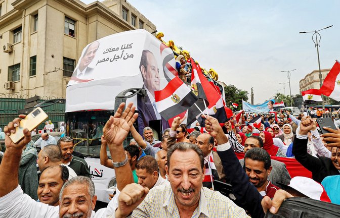 Angebliche Anhänger säumen den  Wahlkampf-Bus al-Sisis.<span class='image-autor'>Foto: AFP/Khaled Desouki</span>
