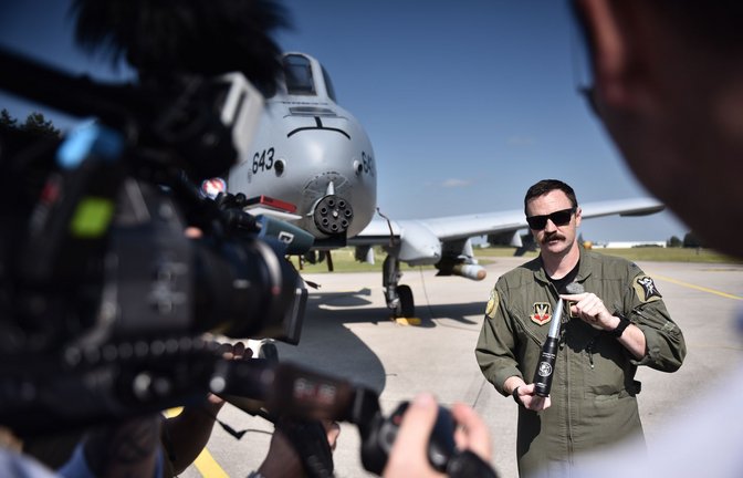 Lieutenant Brad Lynch von der Idaho Air National Guard  präsentiert eines der 30-mm-Geschosse, die seine A-10 verschießt.<span class='image-autor'>Foto: Phillip Weingand</span>