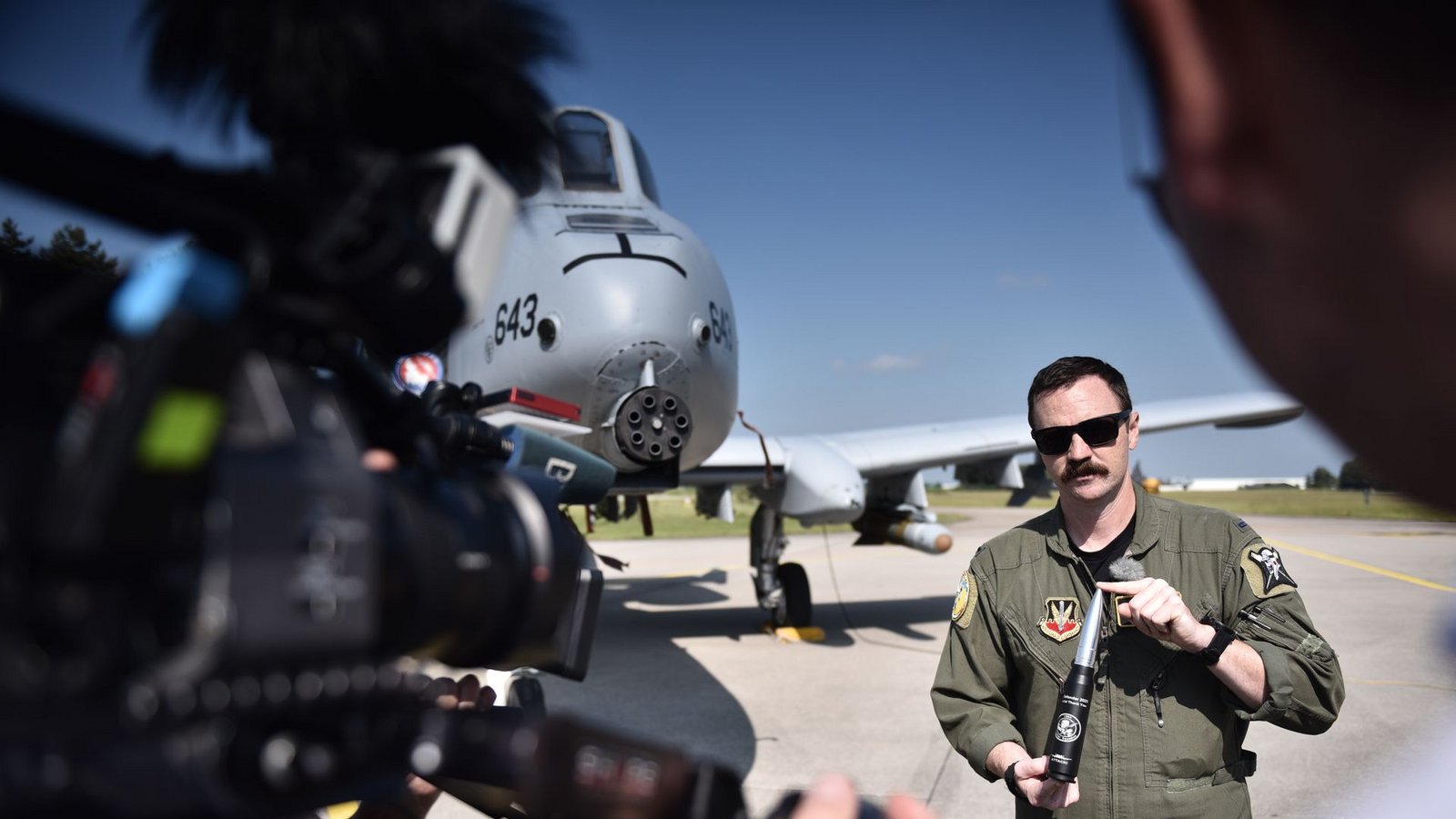 Lieutenant Brad Lynch von der Idaho Air National Guard präsentiert eines der 30-mm-Geschosse, die seine A-10 verschießt.Foto: Phillip Weingand Lieutenant Brad Lynch von der Idaho Air National Guard präsentiert eines der 30-mm-Geschosse, die seine A-10 verschießt.Foto: Phillip Weingand