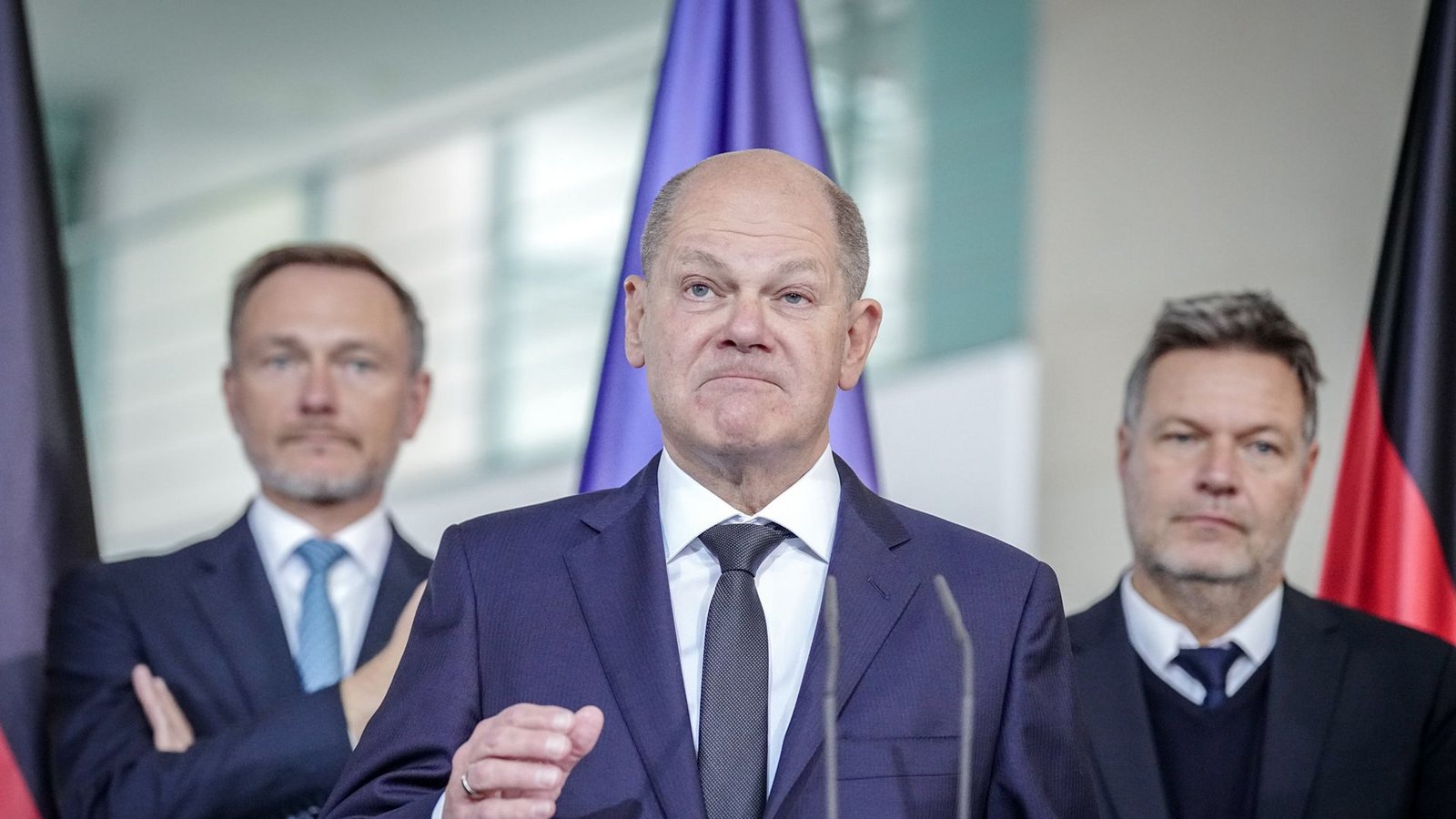 Wie kann die Ampel ihre Haushaltsprobleme lösen? Finanzminister Christian Lindner (li.), Kanzler Olaf Scholz und Vize-Kanzler Robert Habeck (re.) sind gefragt.Foto: dpa/Kay Nietfeld