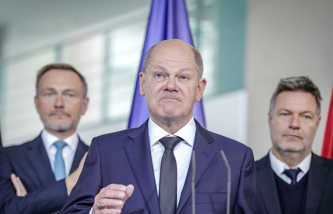 Wie kann die Ampel ihre Haushaltsprobleme lösen? Finanzminister Christian Lindner (li.), Kanzler Olaf Scholz und Vize-Kanzler Robert Habeck (re.) sind gefragt.<span class='image-autor'>Foto: dpa/Kay Nietfeld</span>
