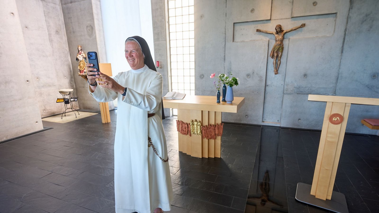 Schwester Ursula postet auch Videos auf Instagram.Foto: Thomas Frey/dpa Schwester Ursula postet auch Videos auf Instagram.Foto: Thomas Frey/dpa