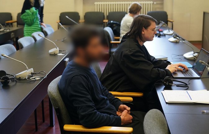 Der Angeklagte (vorne) sitzt zu Beginn des Prozesses wegen Geiselnahme seiner Tochter in Hamburg vor Gericht.<span class='image-autor'>Foto: dpa/Marcus Brandt</span>