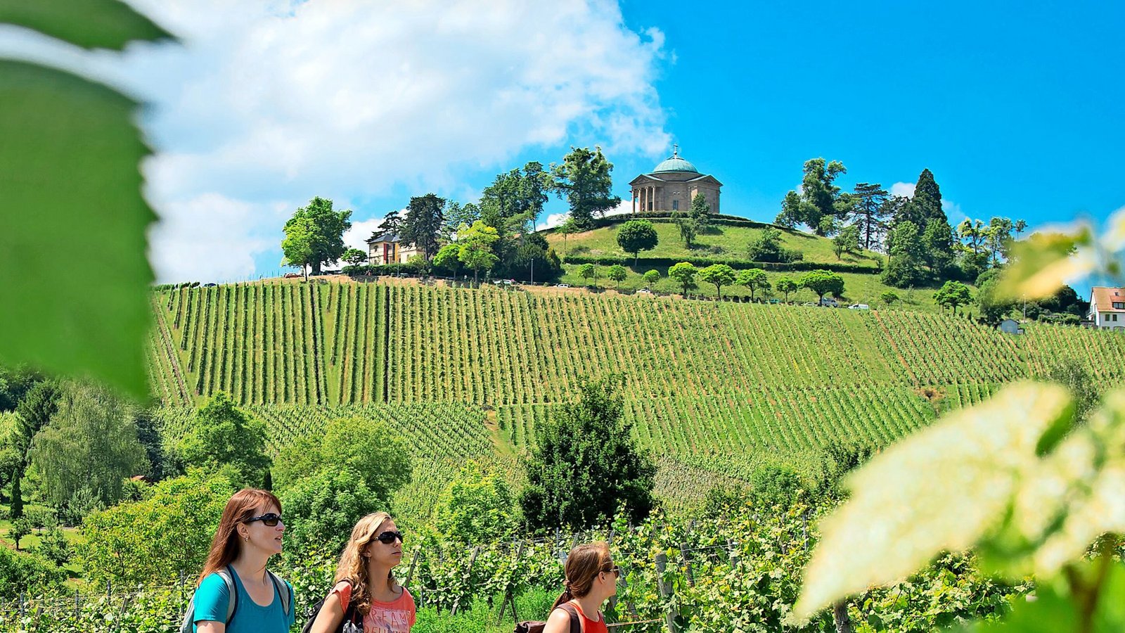 Traumhafte Weinberge direkt unter der Grabkapelle: Auch die touristische Nutzung hat dem Weinbau in Württemberg geholfen.Foto: Lichtgut//Oliver Willikonsky Traumhafte Weinberge direkt unter der Grabkapelle: Auch die touristische Nutzung hat dem Weinbau in Württemberg geholfen.Foto: Lichtgut//Oliver Willikonsky