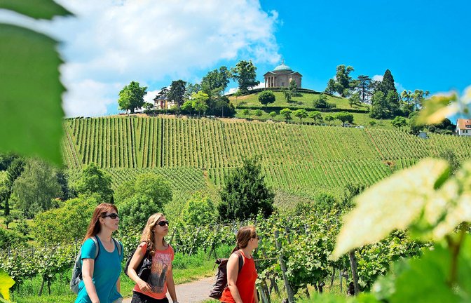 Traumhafte Weinberge direkt unter der Grabkapelle: Auch die touristische Nutzung hat dem Weinbau in Württemberg geholfen.<span class='image-autor'>Foto: Lichtgut//Oliver Willikonsky</span>