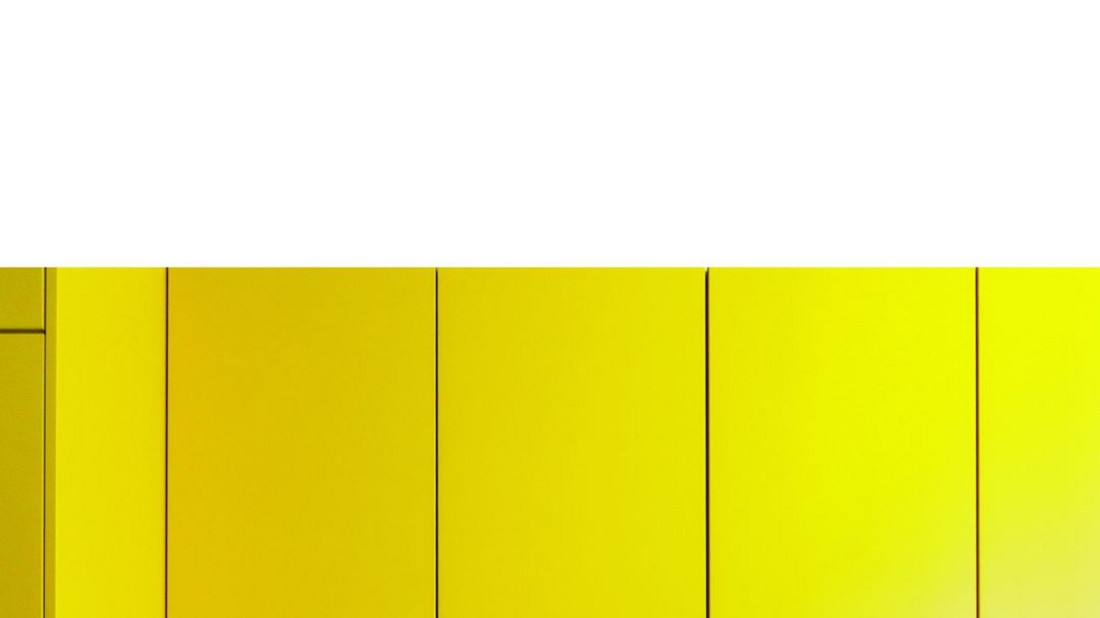 Wertige Materialien bei den Arbeitsplatten und mutige Farben bei den Möbeln . . . es muss nicht immer eine weiße Küche sein.Foto: KHUONG NGUYEN KOZYSTUDIOBERLIM/Callwey