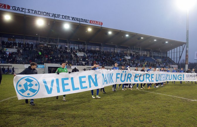 Die Mannschaft der Stuttgarter Kickers bedankt sich bei ihren treuen Fans für die Unterstützung 2022.<span class='image-autor'>Foto: Baumann/Hansjürgen Britsch</span>