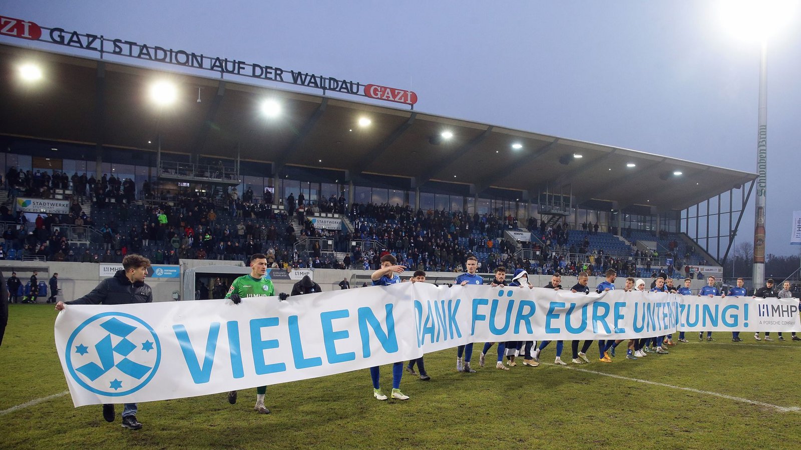 Die Mannschaft der Stuttgarter Kickers bedankt sich bei ihren treuen Fans für die Unterstützung 2022.Foto: Baumann/Hansjürgen Britsch