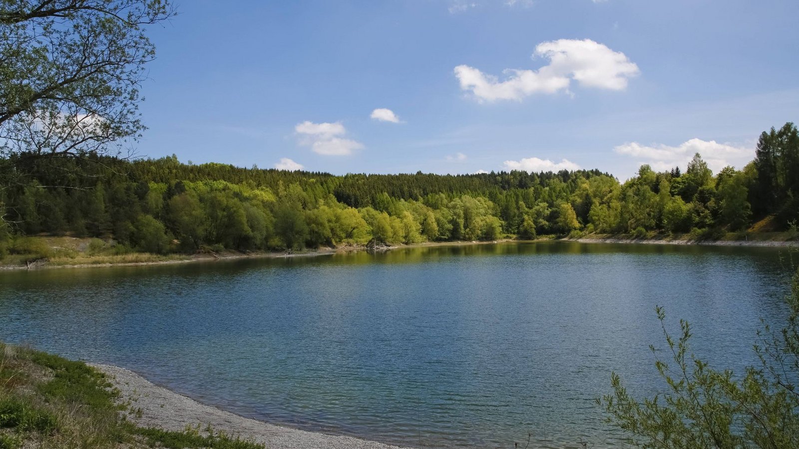 Ein Pärchen hat in einem Baggersee in Offenburg für einen Polizeieinsatz gesorgt. Mehrere Badegäste fühlten sich durch ihr öffentliches Liebesspiel gestört (Symbolfoto).Foto: IMAGO/imagebroker