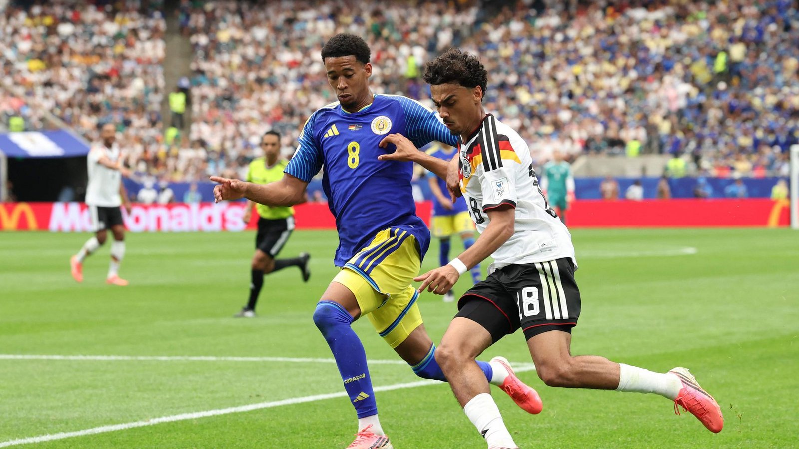 Nathaniel Brown im ZweikampfFoto: Getty Images via AFP Nathaniel Brown im ZweikampfFoto: Getty Images via AFP