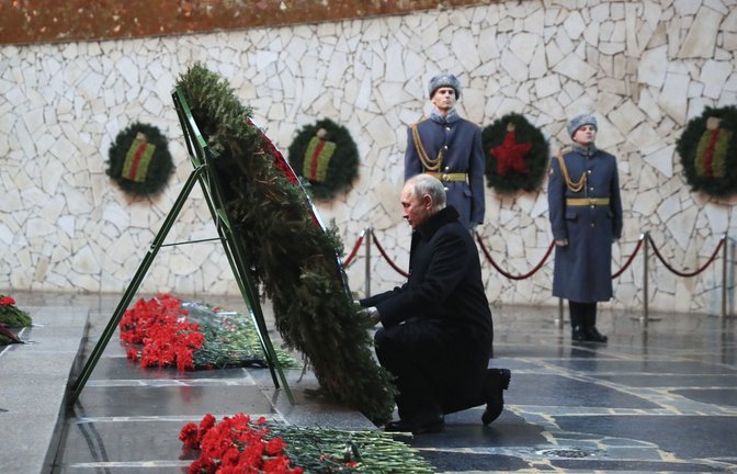 Russlands Präsident Putin gedenkt der Opfer der Schlacht von Stalingrad im heutigen Wolgograd.<span class='image-autor'>Foto: dpa/Dmitry Lobakin</span>