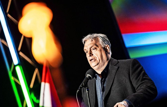Viktor Orban im Wahlkampfmodus:  Doch  Korruptionsskandale,  seine engen Bande zu Moskau und die miese Wirtschaftslage Ungarns werden zum Problem.<span class='image-autor'>Foto: IMAGO//Daniel Alfoldi</span>