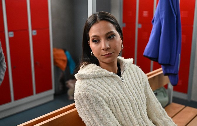 Charlotte "Charlie" (Shaolyn Fernandez) versichert Deniz, sich nicht verunsichern zu lassen.<span class='image-autor'>Foto: RTL / Julia Feldhagen</span>