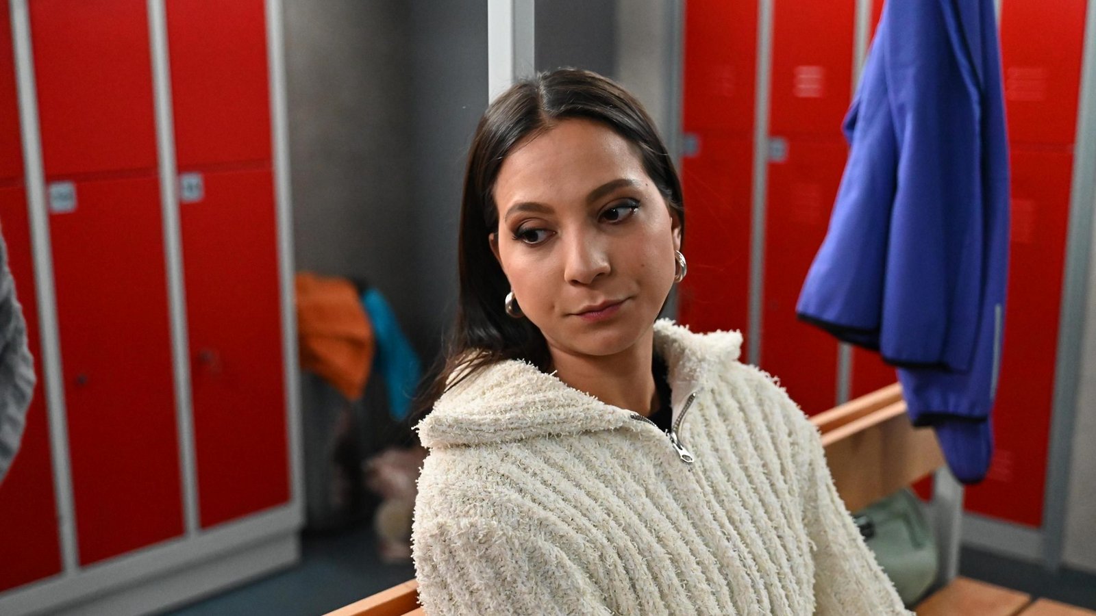 Charlotte "Charlie" (Shaolyn Fernandez) versichert Deniz, sich nicht verunsichern zu lassen.Foto: RTL / Julia Feldhagen