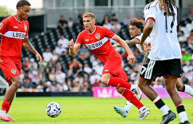Nikolas Nartey (li.) und Neuzugang Grischa Prömel haben sich beim VfB Stuttgart bereits festgespielt.<span class='image-autor'>Foto: imago/Sportfoto Rudel</span>