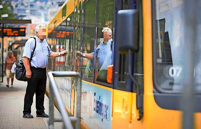 Für Senioren ist die Fahrt mit Bus und Bahn mitunter gefährlich.<span class='image-autor'>Foto: Michael Steinert</span>