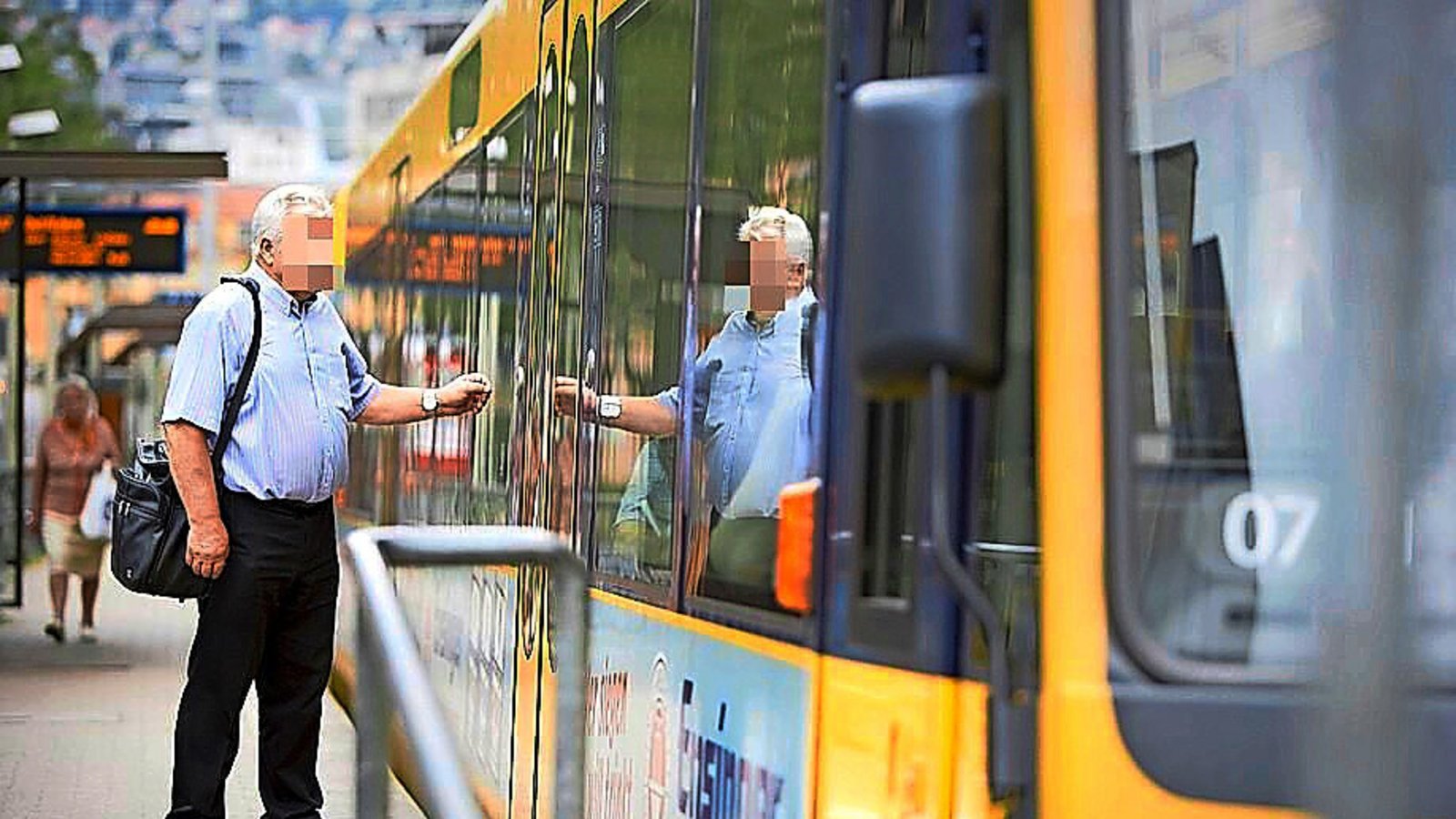 Für Senioren ist die Fahrt mit Bus und Bahn mitunter gefährlich.Foto: Michael Steinert Für Senioren ist die Fahrt mit Bus und Bahn mitunter gefährlich.Foto: Michael Steinert