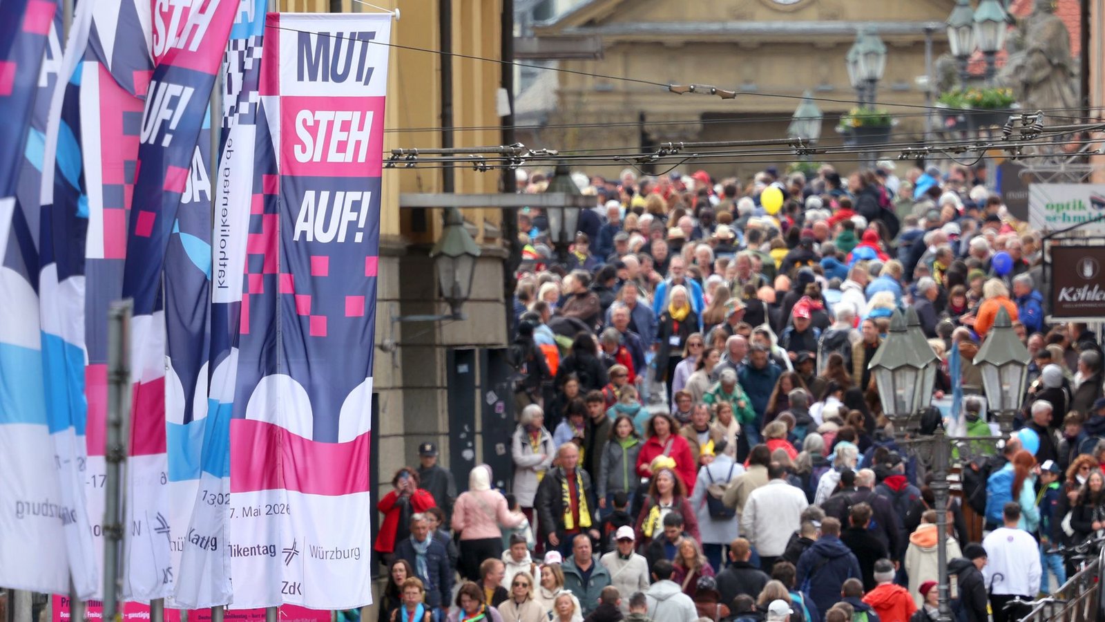 Zahlreiche Menschen sind in der Würzburger Innenstadt unterwegs.Foto: Karl-Josef Hildenbrand/dpa Zahlreiche Menschen sind in der Würzburger Innenstadt unterwegs.Foto: Karl-Josef Hildenbrand/dpa