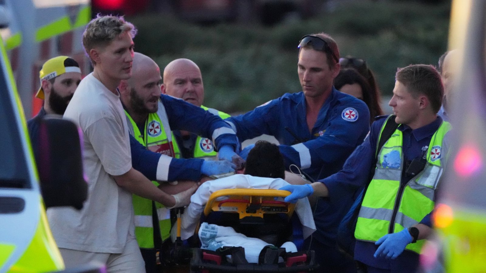 Rettungskräfte transportieren eine Person auf einer Bahre nach einem Zwischenfall am Bondi Beach in Sydney.Foto: Mark Baker/AP/dpa