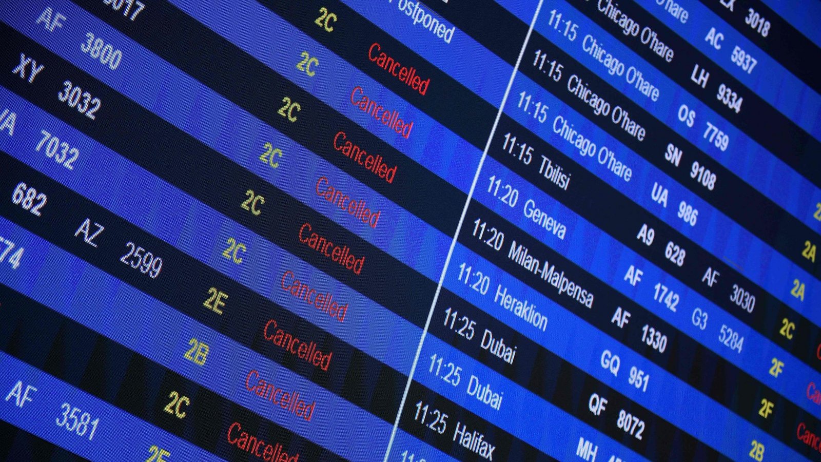 Passagiere müssen mit Flugausfällen und Verspätungen rechnen. (Archivbild)Foto: AFP/JULIEN DE ROSA