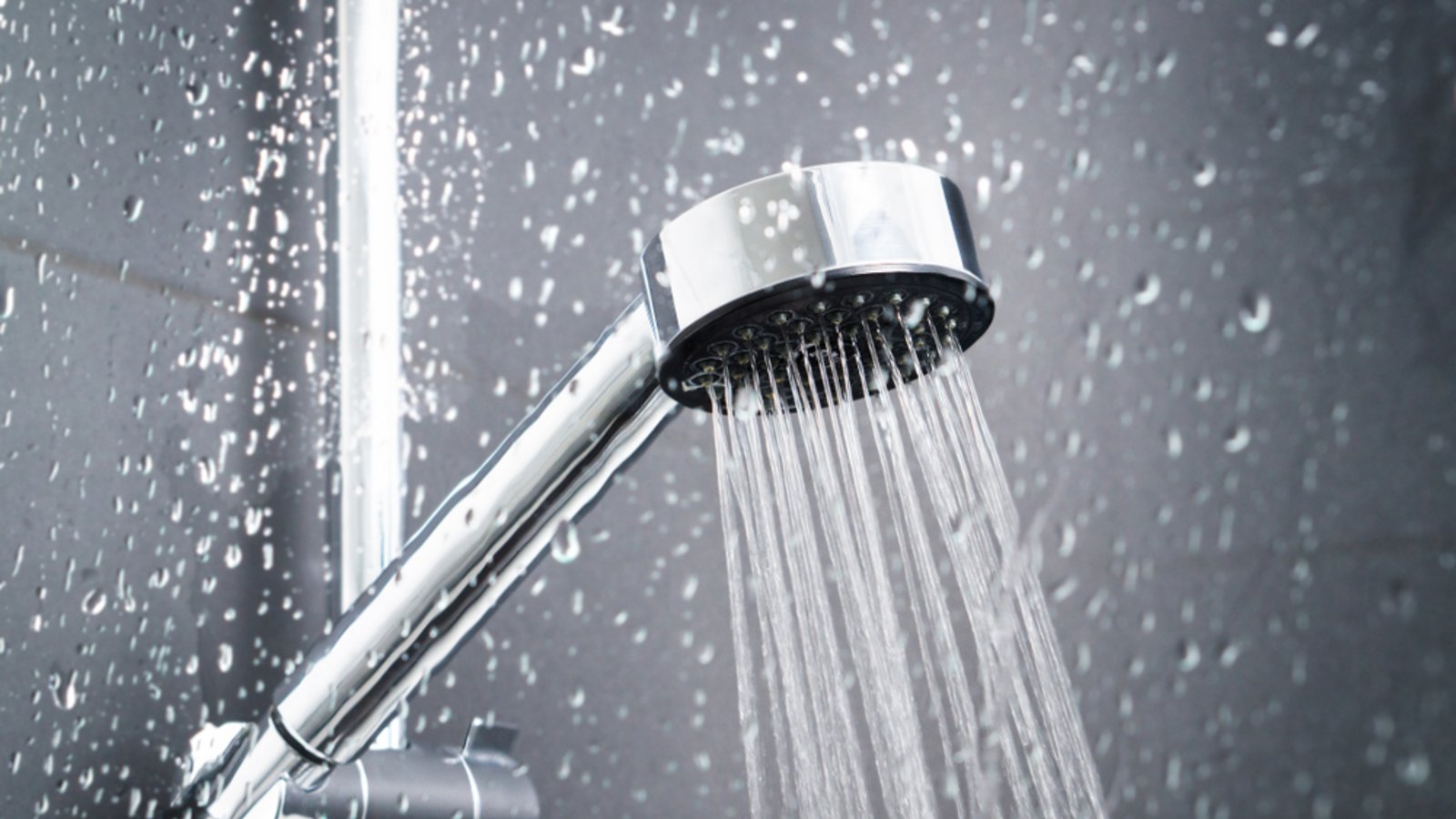 So berechnen Sie Ihren Wasserverbrauch in der Dusche.Foto: Tero Vesalainen / shutterstock.com So berechnen Sie Ihren Wasserverbrauch in der Dusche.Foto: Tero Vesalainen / shutterstock.com