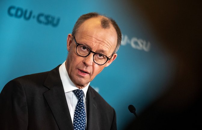 Friedrich Merz erläutert die Einigung auf das Finanzpaket.<span class='image-autor'>Foto: dpa/Michael Kappeler</span>