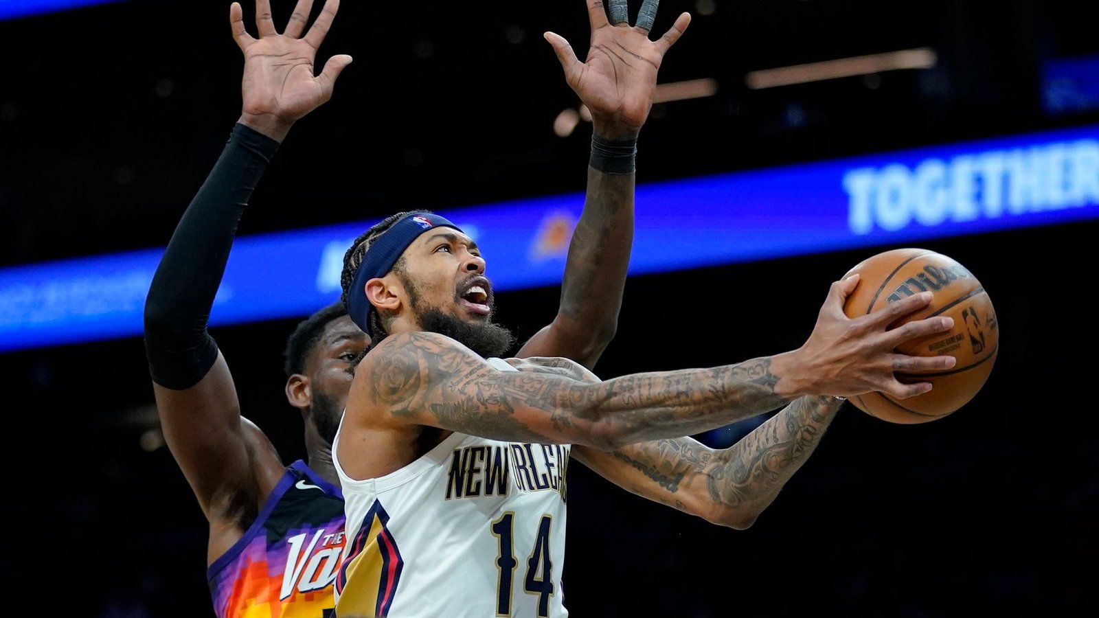 Deandre Ayton (l) von den Phoenix Suns versucht Brandon Ingram von den New Orleans Pelicans zu blocken.Foto: Matt York/AP/dpa