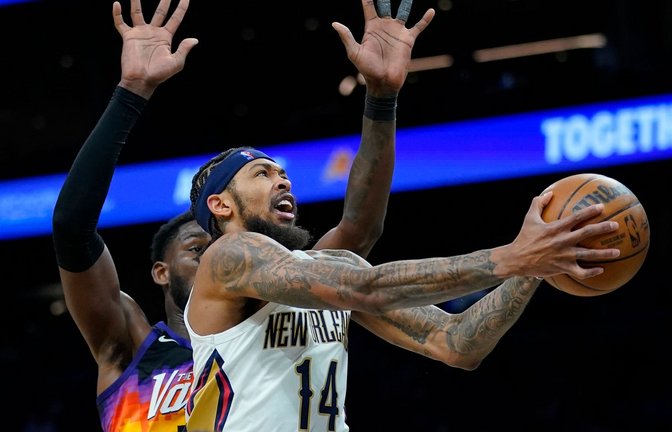 Deandre Ayton (l) von den Phoenix Suns versucht Brandon Ingram von den New Orleans Pelicans zu blocken.<span class='image-autor'>Foto: Matt York/AP/dpa</span>