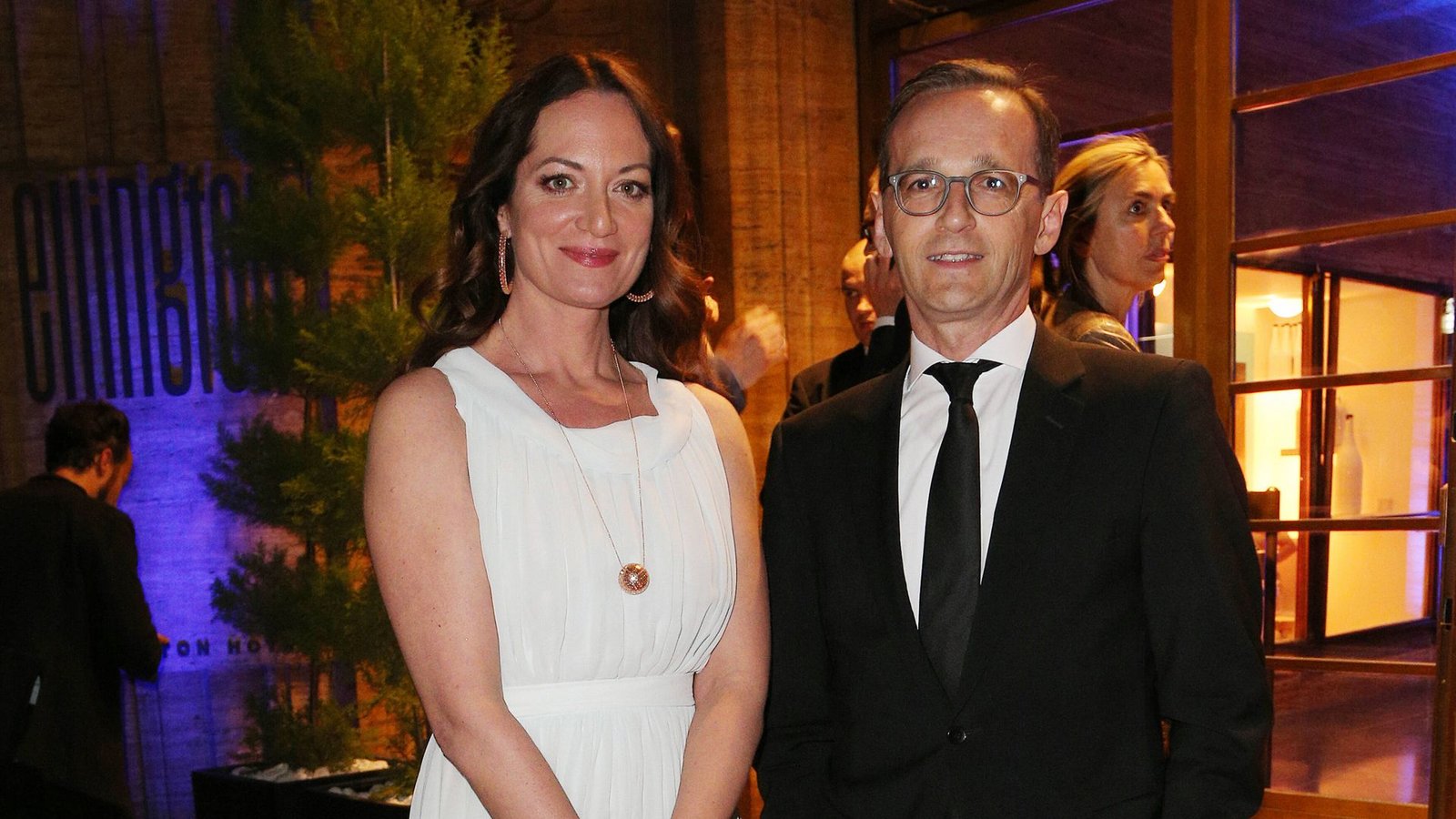 Aus Freundschaft wird Liebe – und dann wieder Freundschaft?  Natalia Wörner und Heiko Maaslassen sich 2015 beim Deutschen Schauspielerpreis gemeinsam fotografieren. Ein Paar werden sie jedoch offiziell erst ein Jahr später.Foto: imago images/Eventpress/Eventpress Radke via www.imago-images.de