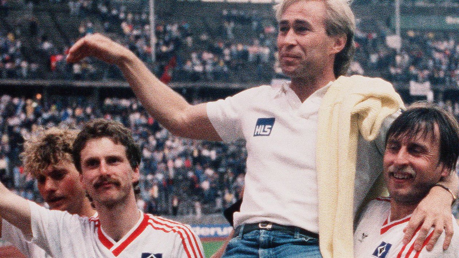 Kazimierz Kmiecik trägt  den 1998 verstorbenen Kickers-Trainer Dieter Renner auf Händen.  Detlef  Olaidotter (li.) und Dirk Kurtenbach freuen sich mit. Die Kickers  hatten an jenem  20. Juni 1987 im Berliner  Olympiastadion dem Hamburger SV einen großen Kampf geboten – am Ende aber vor  76 000 mit 1:3 verloren.Foto: Baumann/Baumann