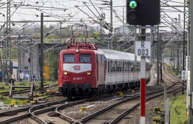 Offenbar verhinderten Personen im Gleis die Abfahrt des Zuges.<span class='image-autor'>Foto: IMAGO/Arnulf Hettrich</span>