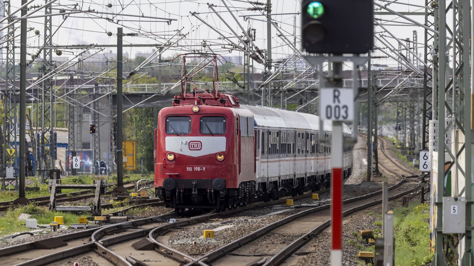 Offenbar verhinderten Personen im Gleis die Abfahrt des Zuges.Foto: IMAGO/Arnulf Hettrich Offenbar verhinderten Personen im Gleis die Abfahrt des Zuges.Foto: IMAGO/Arnulf Hettrich