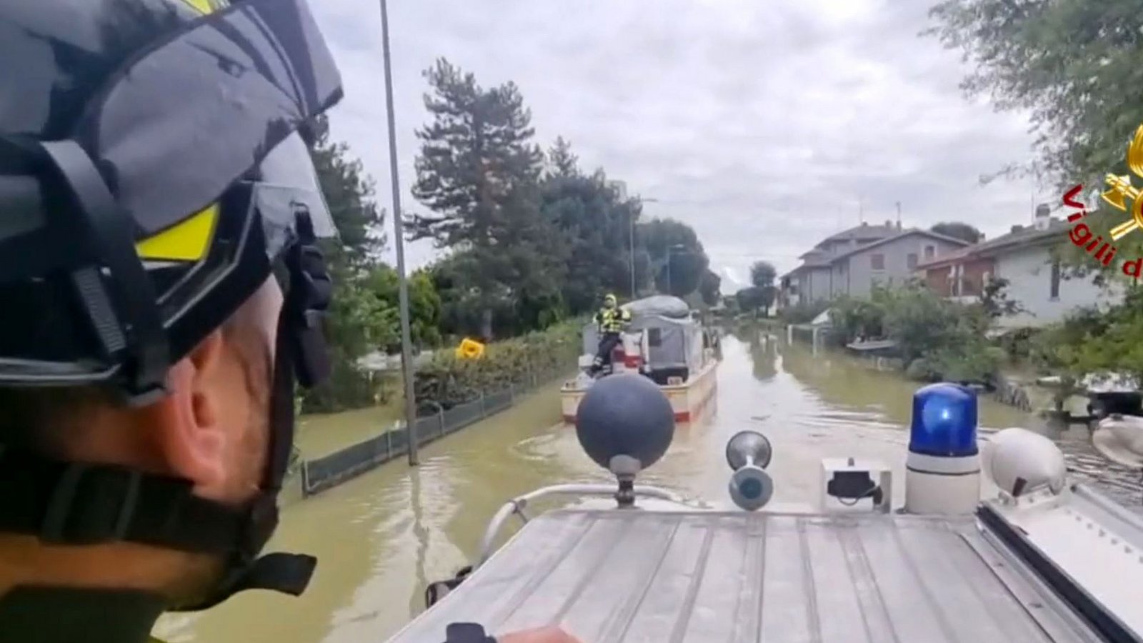 Forli: Mit Amphibienfahrzeugen und Booten fährt die Feuerwehr durch den Stadtteil Romiti in der Provinz Forli-Cesena, um Bewohner zu evakuieren.Foto: Vigili del Fuoco/dpa Forli: Mit Amphibienfahrzeugen und Booten fährt die Feuerwehr durch den Stadtteil Romiti in der Provinz Forli-Cesena, um Bewohner zu evakuieren.Foto: Vigili del Fuoco/dpa