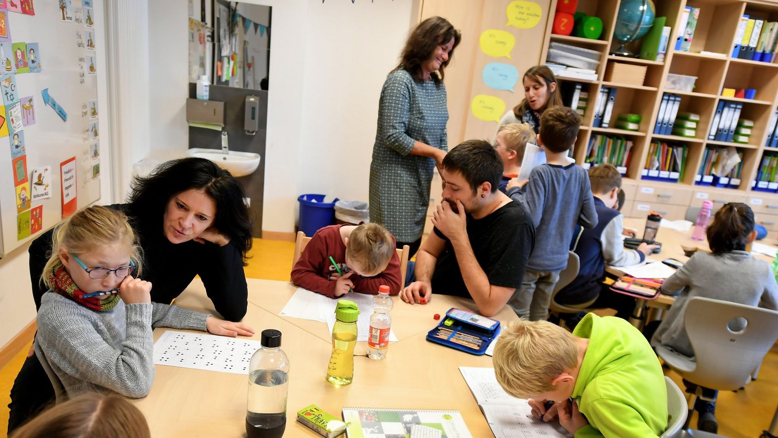 33 Prozent der Grundschulen unterrichten Kinder mit Förderbedarf inklusiv.Foto: dpa/Holger Hollemann 33 Prozent der Grundschulen unterrichten Kinder mit Förderbedarf inklusiv.Foto: dpa/Holger Hollemann