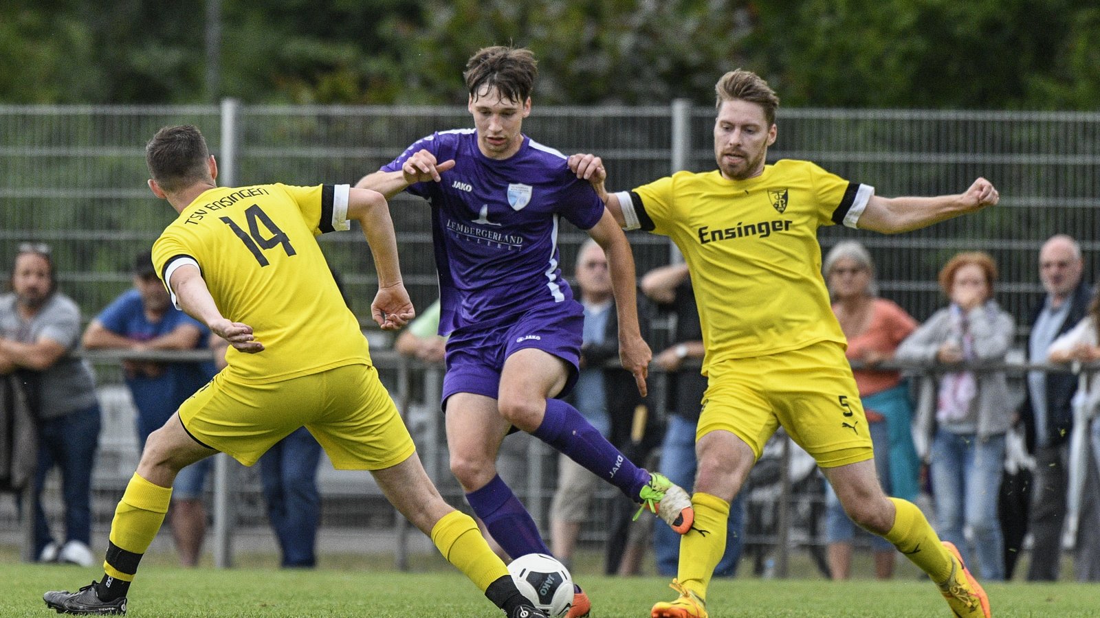 Tom Jäger (links) und Max Lohfink vom TSV Ensingen nehmen einen Gegenspieler in die Zange. Am Sonntag steht das Spitzenspiel gegen Besigheim auf dem Programm. Foto: Leitner Tom Jäger (links) und Max Lohfink vom TSV Ensingen nehmen einen Gegenspieler in die Zange. Am Sonntag steht das Spitzenspiel gegen Besigheim auf dem Programm. Foto: Leitner