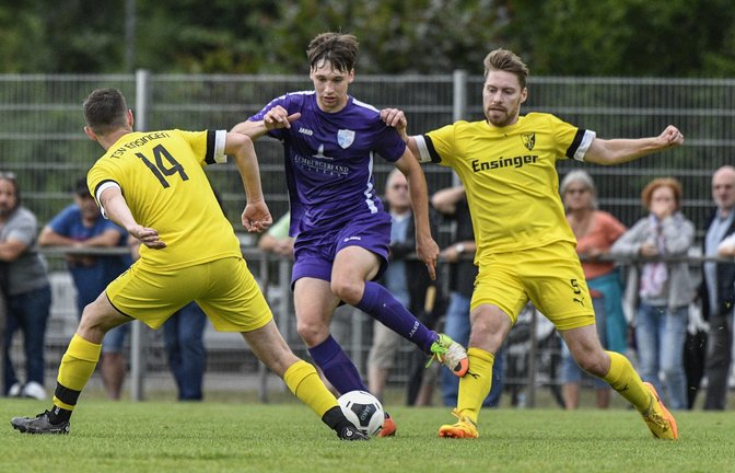 Tom Jäger (links) und Max Lohfink vom TSV Ensingen nehmen einen Gegenspieler in die Zange. Am Sonntag steht das Spitzenspiel gegen Besigheim auf dem Programm. <span class='image-autor'>Foto: Leitner</span>