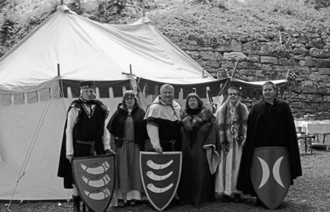 Am Sonntag tritt eine Rittergruppe bei der Burgruine Altsachsenheim auf. Foto: p