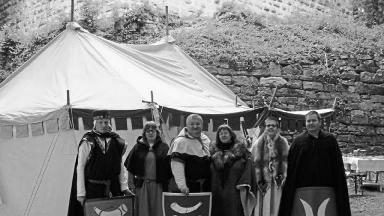 Am Sonntag tritt eine Rittergruppe bei der Burgruine Altsachsenheim auf. Foto: p Am Sonntag tritt eine Rittergruppe bei der Burgruine Altsachsenheim auf. Foto: p