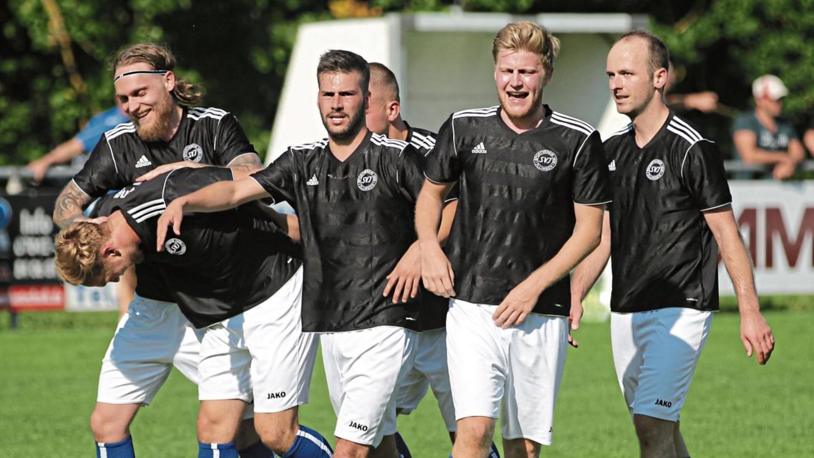 Illingens Fabian Lehmann, Lukas Strauß, Tim Scheuermann, Davide Tasselli, Daniel Brenner und Matthias Hitzler (von links) freuen sich mit Torschütze Strauß über dessen Treffer zum 2:0. Foto: Nachreiner Illingens Fabian Lehmann, Lukas Strauß, Tim Scheuermann, Davide Tasselli, Daniel Brenner und Matthias Hitzler (von links) freuen sich mit Torschütze Strauß über dessen Treffer zum 2:0. Foto: Nachreiner