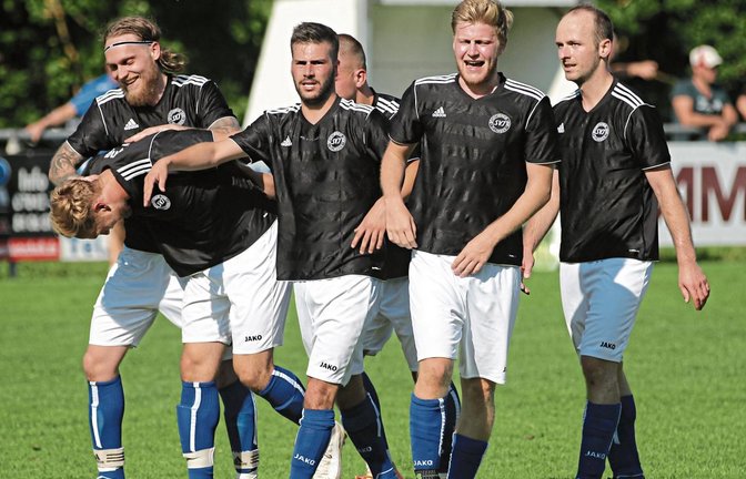 Illingens Fabian Lehmann, Lukas Strauß, Tim Scheuermann, Davide Tasselli, Daniel Brenner und Matthias Hitzler (von links) freuen sich mit Torschütze Strauß über dessen Treffer zum 2:0. Foto: Nachreiner