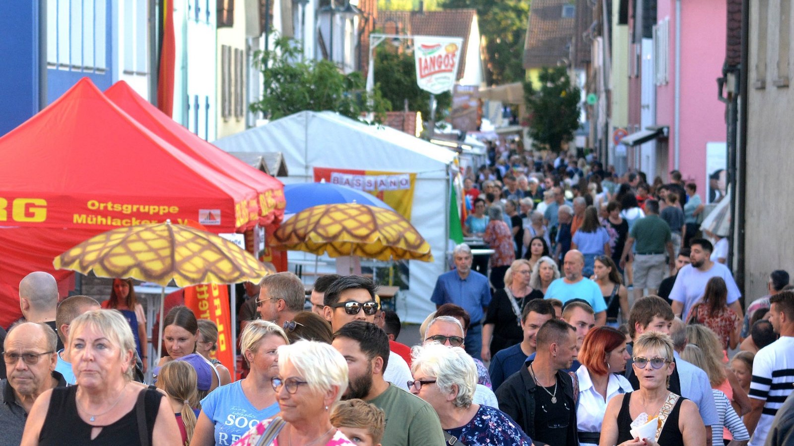 Am frühen Samstagabend füllt sich die Waldenserstraße zusehends. Fotos: Stahlfeld