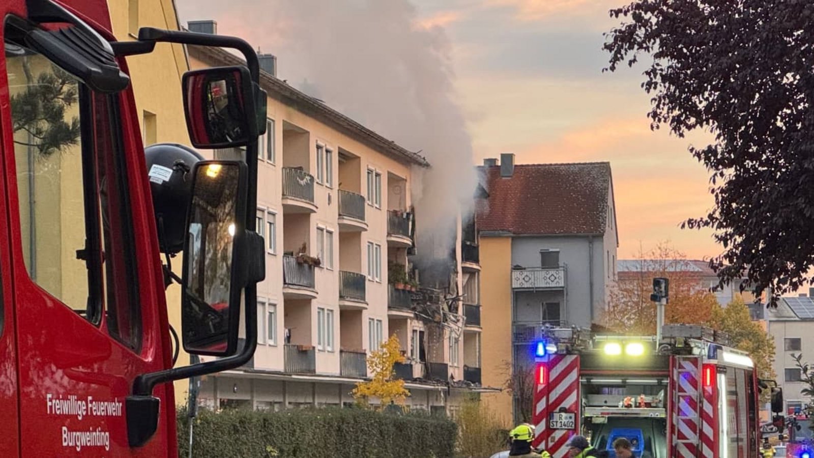 Die Feuerwehr löscht einen Brand nach einer Explosion in einem Mehrfamilienhaus. Nach Angaben der Polizei wurden mindestens vier Menschen teilweise schwer verletzt und in Krankenhäuser gebracht.Lars Haubner/NEWS5/dpa Die Feuerwehr löscht einen Brand nach einer Explosion in einem Mehrfamilienhaus. Nach Angaben der Polizei wurden mindestens vier Menschen teilweise schwer verletzt und in Krankenhäuser gebracht.Lars Haubner/NEWS5/dpa