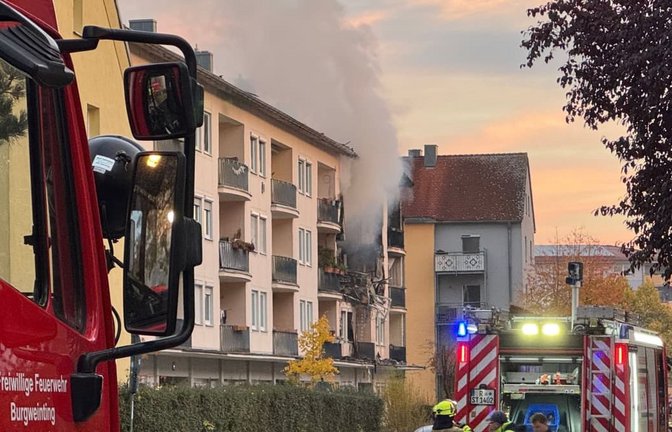 Die Feuerwehr löscht einen Brand nach einer Explosion in einem Mehrfamilienhaus. Nach Angaben der Polizei wurden mindestens vier Menschen teilweise schwer verletzt und in Krankenhäuser gebracht.<span class='image-autor'>Lars Haubner/NEWS5/dpa</span>