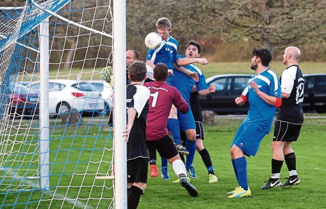 Nach einem Eckball drückt Alexander Maier den Ball zur 3:1-Pausenführung für den FC Gündelbach über die Torlinie. Foto: Küppers