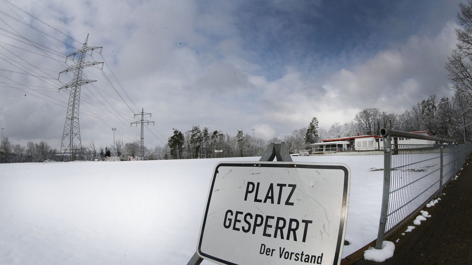 So wie in Nussdorf hat es gestern auf vielen Fußballplätzen in der Region ausgesehen. An einen geregelten Spielbetrieb war kein Denken. Foto: Küppers So wie in Nussdorf hat es gestern auf vielen Fußballplätzen in der Region ausgesehen. An einen geregelten Spielbetrieb war kein Denken. Foto: Küppers