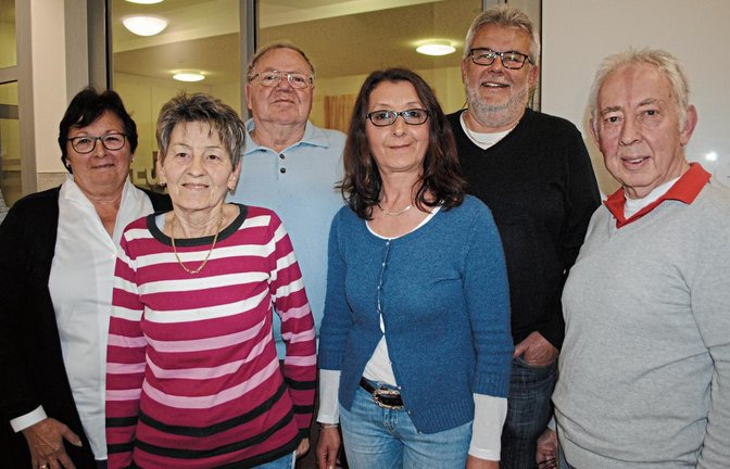 Angelika Schäfer (v.l.), Rita Aichele, Dieter Wolf, Nathalie Wöhr, der neue Beisitzer Uwe Hofman und der Vorsitzende Rudolf Krauth. Foto: Stahlfeld